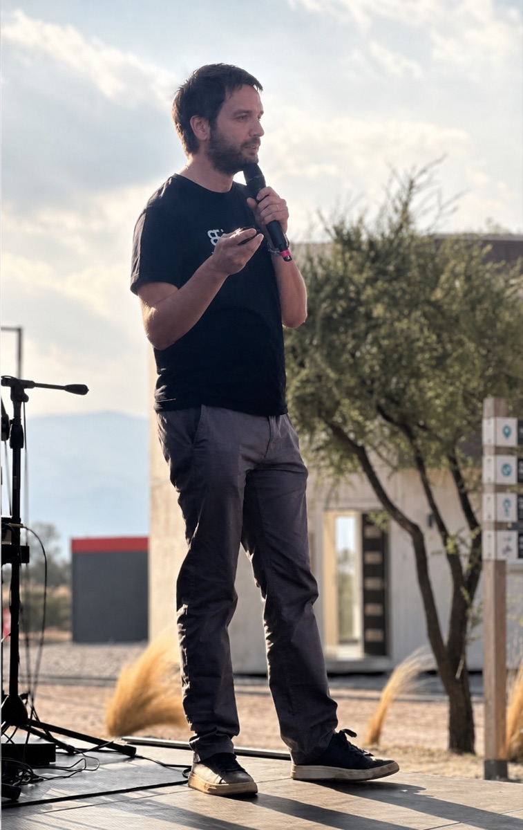 Felipe Concha presentando en un escenario al aire libre